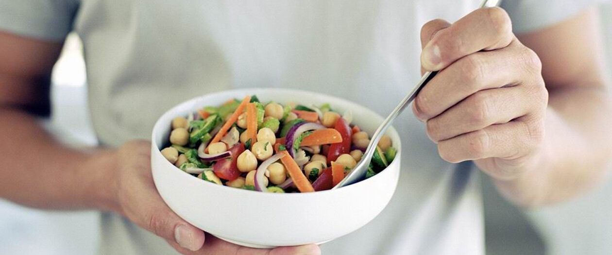 Човек яде храни, които са полезни за потентността